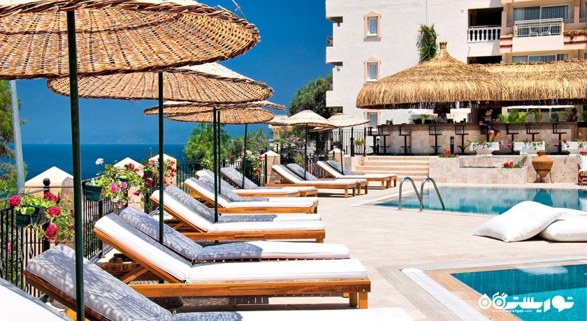 تخت های حمام آفتاب کنار استخر